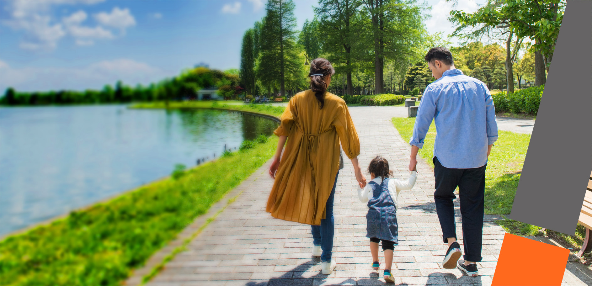 家族連れが歩いている画像